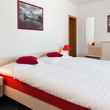 Hotel Du Port - Free Parking - Breakfast Included เอสตาวาแยร์-เลอ-ลัค ภายนอก รูปภาพ