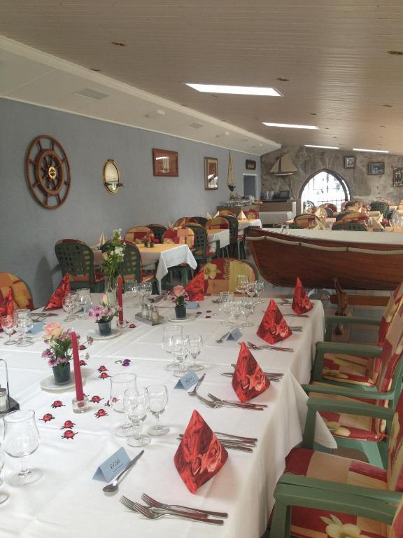 Hotel Du Port - Free Parking - Breakfast Included เอสตาวาแยร์-เลอ-ลัค ภายนอก รูปภาพ
